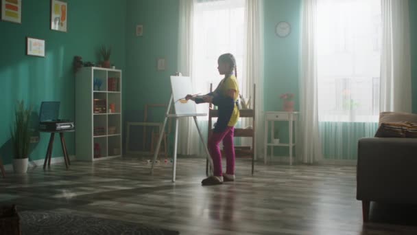 Estudiante de niña pequeña está pintando en casa — Vídeo de stock