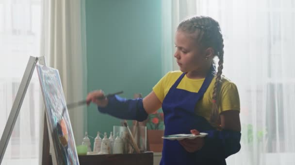 Pequeña artista niña está mirando en la cámara — Vídeo de stock