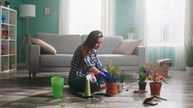 Genç Kadın Çiçek dikiyor.