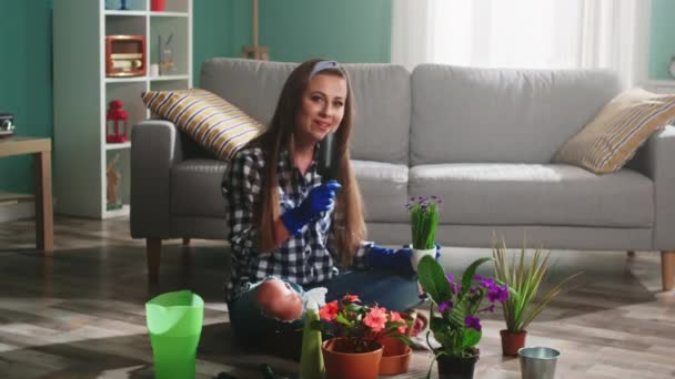 インスピレーションを受けた女性の花屋が歌っている — ストック動画