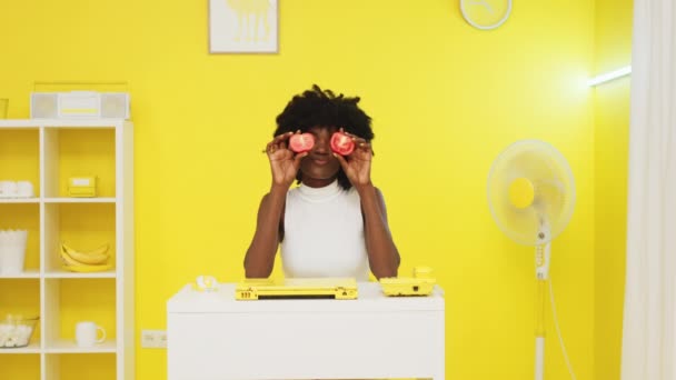 Retrato creativo de una mujer africana jugando con tomate — Vídeos de Stock