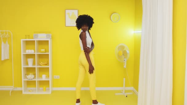 Modelo africano posando en habitación amarilla — Vídeos de Stock