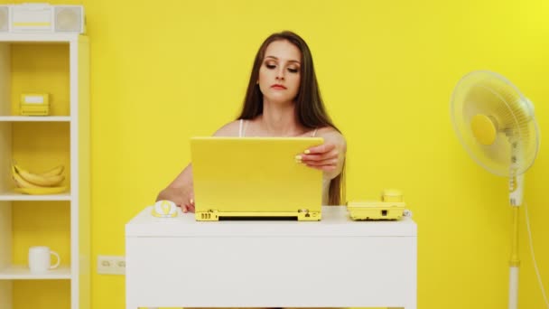 Jeune femme travaille dans le bureau rétro — Video