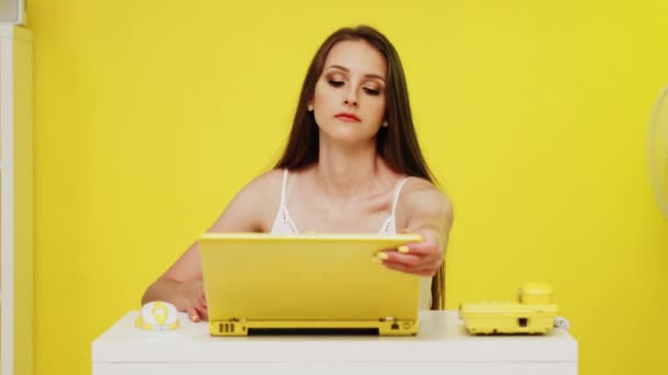 Junge Frau benutzt gelben Laptop — Stockvideo