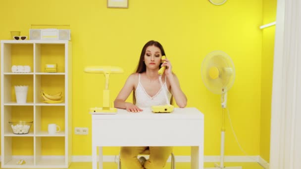 Молода бос жінка говорить стаціонарний телефон в офісі — стокове відео