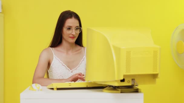 Mulher está digitando no PC retro amarelo — Vídeo de Stock