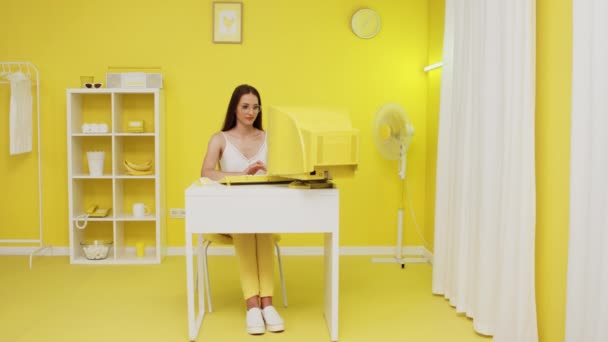 Młoda kobieta pracuje w Old Yellow PC — Wideo stockowe