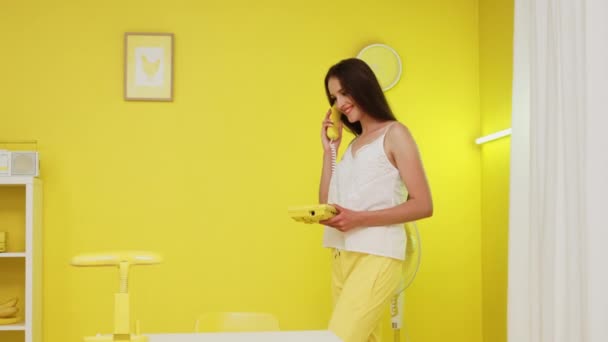 Biznes kobieta mówi na żółty telefon Retro — Wideo stockowe