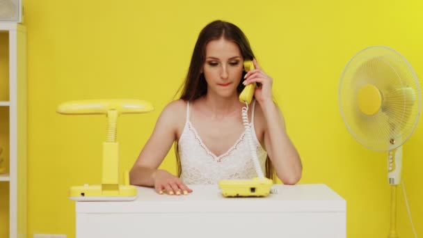 Giovane donna utilizza vecchi e nuovi telefoni — Video Stock