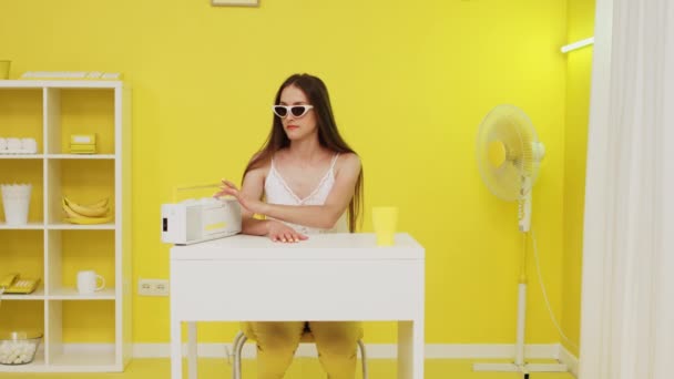 Donna in occhiali da sole alla moda è ascoltare musica — Video Stock