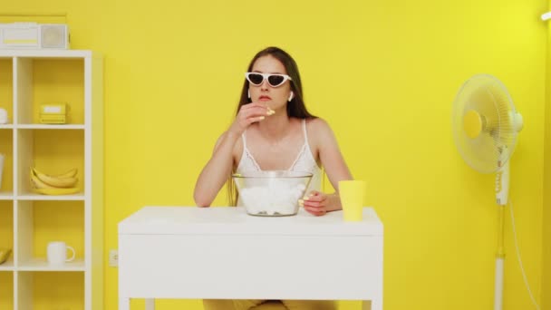 Donna sta mangiando pezzi di marshmallow — Video Stock