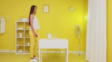 Genç Kadın Vuruldu ve Bardağa Süt Döktü