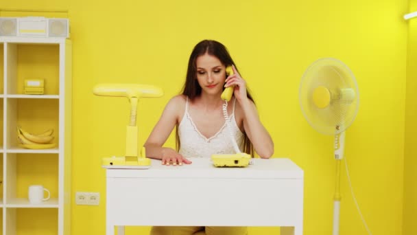 Jeune femme a un différend pendant la conversation téléphonique — Video