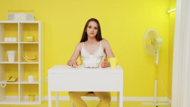 Λευκή γυναίκα χορεύει καθισμένη στο τραπέζι. — Αρχείο Βίντεο