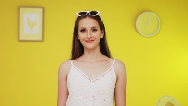 Retrato de mulher sorridente em branco Top — Vídeo de Stock