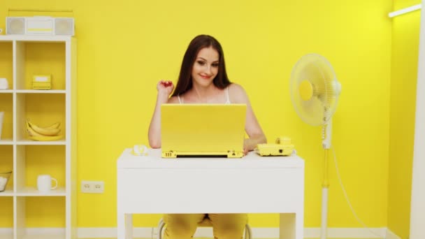 Mulher feliz está se comunicando online — Vídeo de Stock