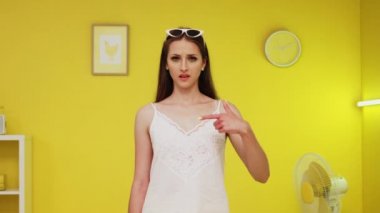 Genç Kadın Kendisiyle ilgili Şüphe Duyuyor