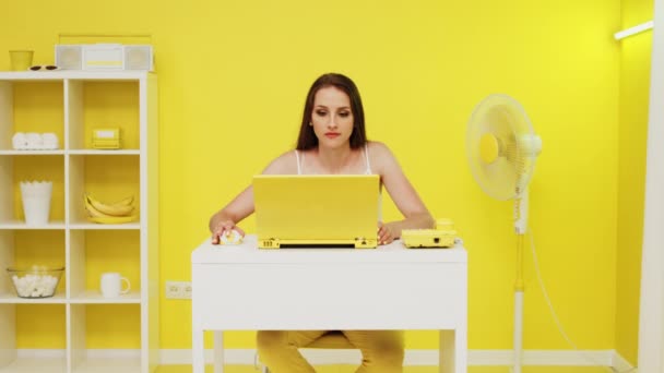 Mulher emocional trabalha no laptop — Vídeo de Stock