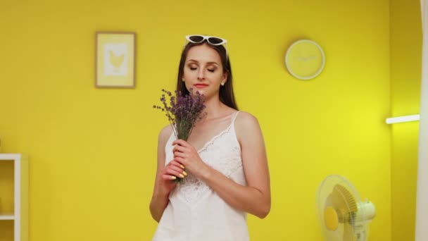 Портрет жінки, яка пахне лавандовим букетом — стокове відео