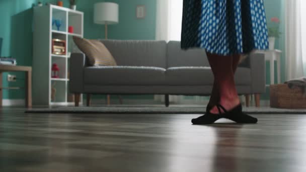 Weibliche Beine tanzen zu Hause — Stockvideo