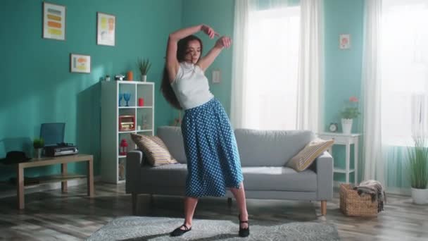Getalenteerde vrouw danst thuis — Stockvideo