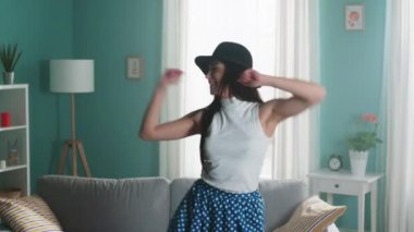 Siyah Şapkalı Kadın Çok Güzel Dans Ediyor