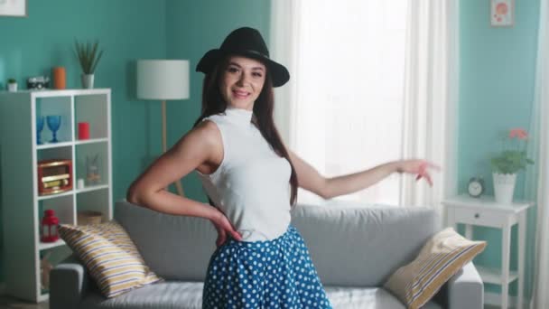 Portret van jonge lachende vrouw in zwarte hoed — Stockvideo