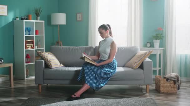 Jeune femme est captivée par la lecture — Video