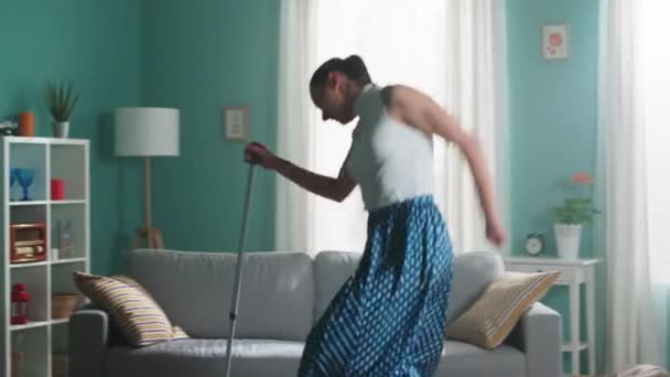 Jonge energieke vrouw is dansen en schoonmaken vloer — Stockvideo