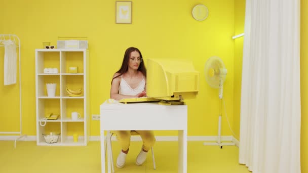 여성 관리자노란 사무실에서 일하고 있다 — 비디오