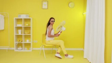 Elektrikli yelpazeli Genç Model Sandalyede Poz Veriyor