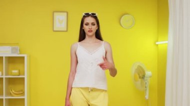 Genç kadın kendini işaret ediyor.