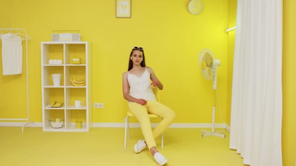 Retrato de mulher branca branca branca sentada no escritório amarelo — Vídeo de Stock