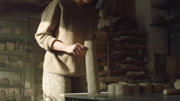 Η τεχνίτης κόβει κομμάτια από πηλό. — Αρχείο Βίντεο