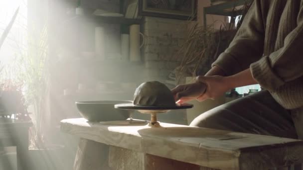 Potter está trabalhando na roda de oleiros — Vídeo de Stock
