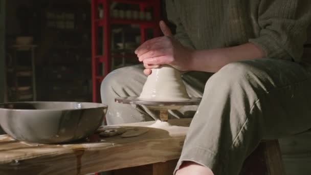 Mulher está trabalhando com argila crua na roda de oleiros — Vídeo de Stock