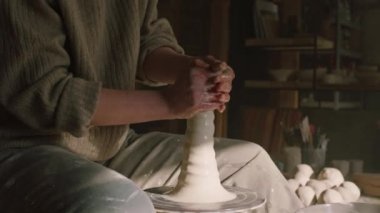 Potter, Clay 'i ıslak çamurdan şekillendiriyor.