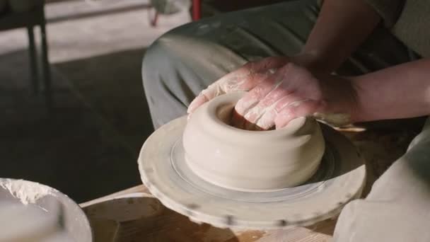 Potter είναι μοντελοποίηση μπολ πλευρά του υγρού Clay — Αρχείο Βίντεο