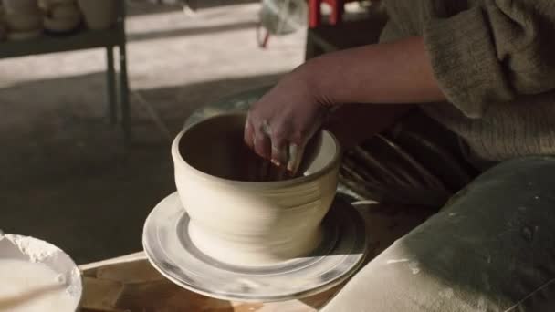 Clay Bowl Dibuat oleh Potter — Stok Video
