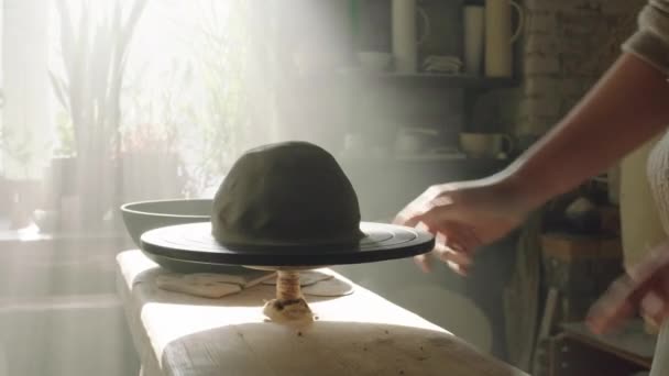 生粘土被放置在陶工轮上 — 图库视频影像