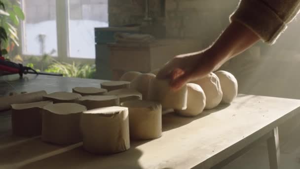 女ポッターの形をした生の粘土の作品 — ストック動画