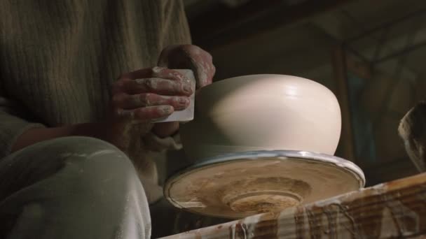 Potter está haciendo pote de arcilla cruda en la rueda de alfareros — Vídeos de Stock