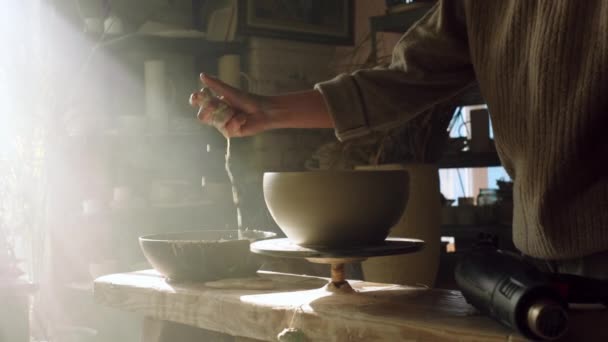 Potter jest usuwanie wody z surowego gliny Bowl — Wideo stockowe