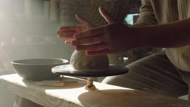 Pottenbakker vormt klei op pottenbakkerswiel — Stockvideo