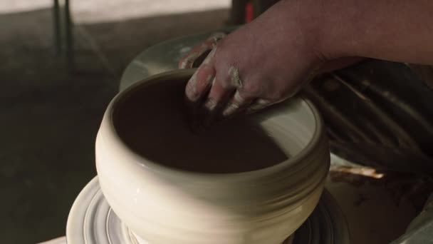 아름다운 점토 판은 도공에 의해 만들어 진다 — 비디오