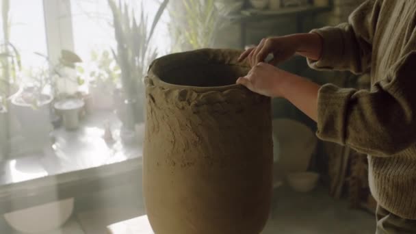 Wielki wazon jest rzeźbiony przez Pottera — Wideo stockowe