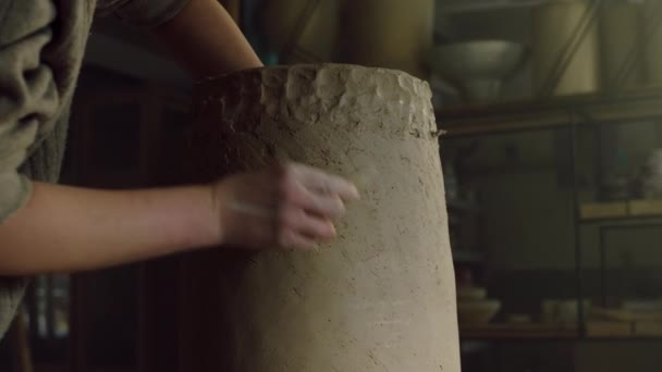 Hermoso jarrón de arcilla está siendo raspado por Potter — Vídeos de Stock