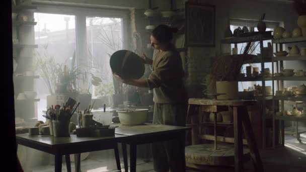 女陶瓷师在磨擦大盘子 — 图库视频影像