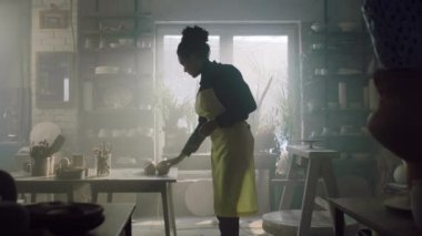 Kadınlar Pottery Stüdyosunda çalışıyor.