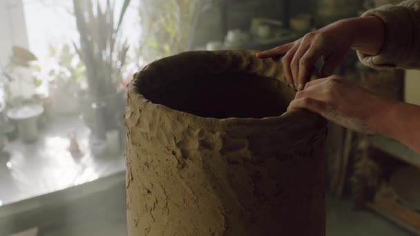 Váza je modelována Potterem — Stock video